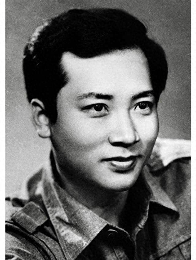 口头谜，上下一心相互包容见说山傍偏出将