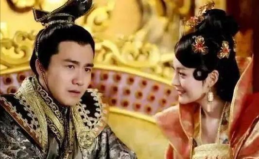 谜语流行，君王视察北邊疆，三令五申地如金