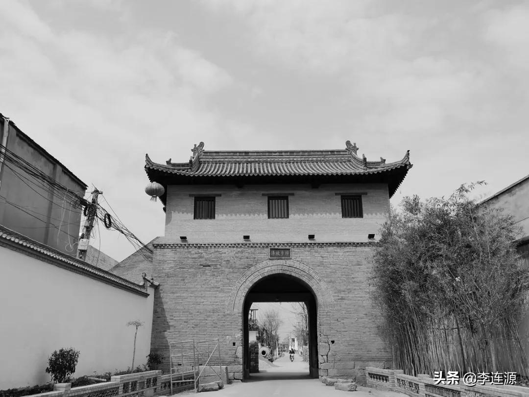 谜语测试，可大可小三来定，大门匪码难在读