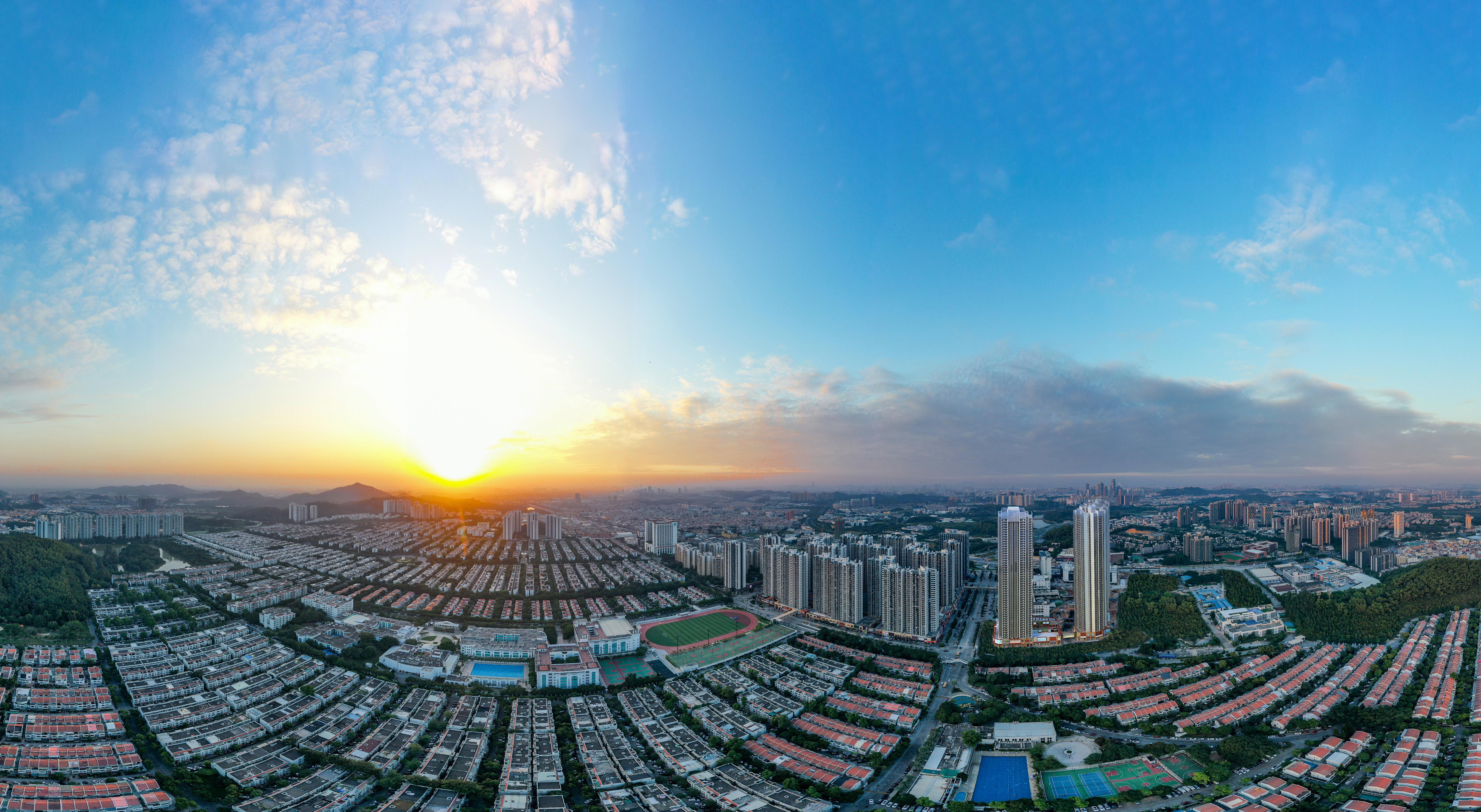 口头谜，上下一心相互包容见说山傍偏出将