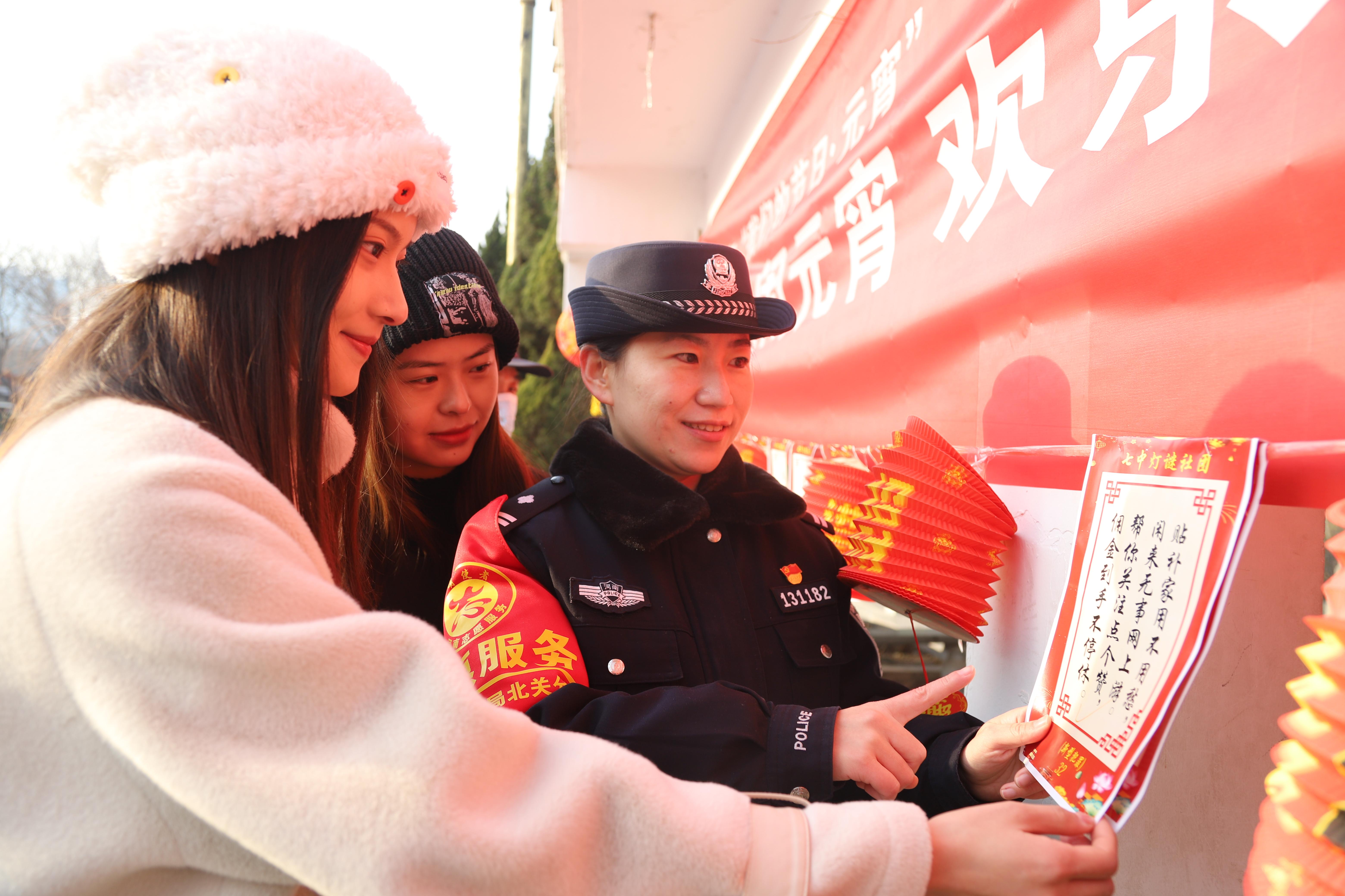 谜语乐趣，姿熊萬千人被迷，精于歌舞使殺機