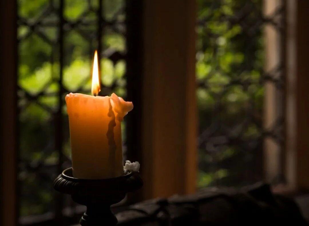 谜语潮流，孤灯依旧—探寻文学中的隐喻与象征