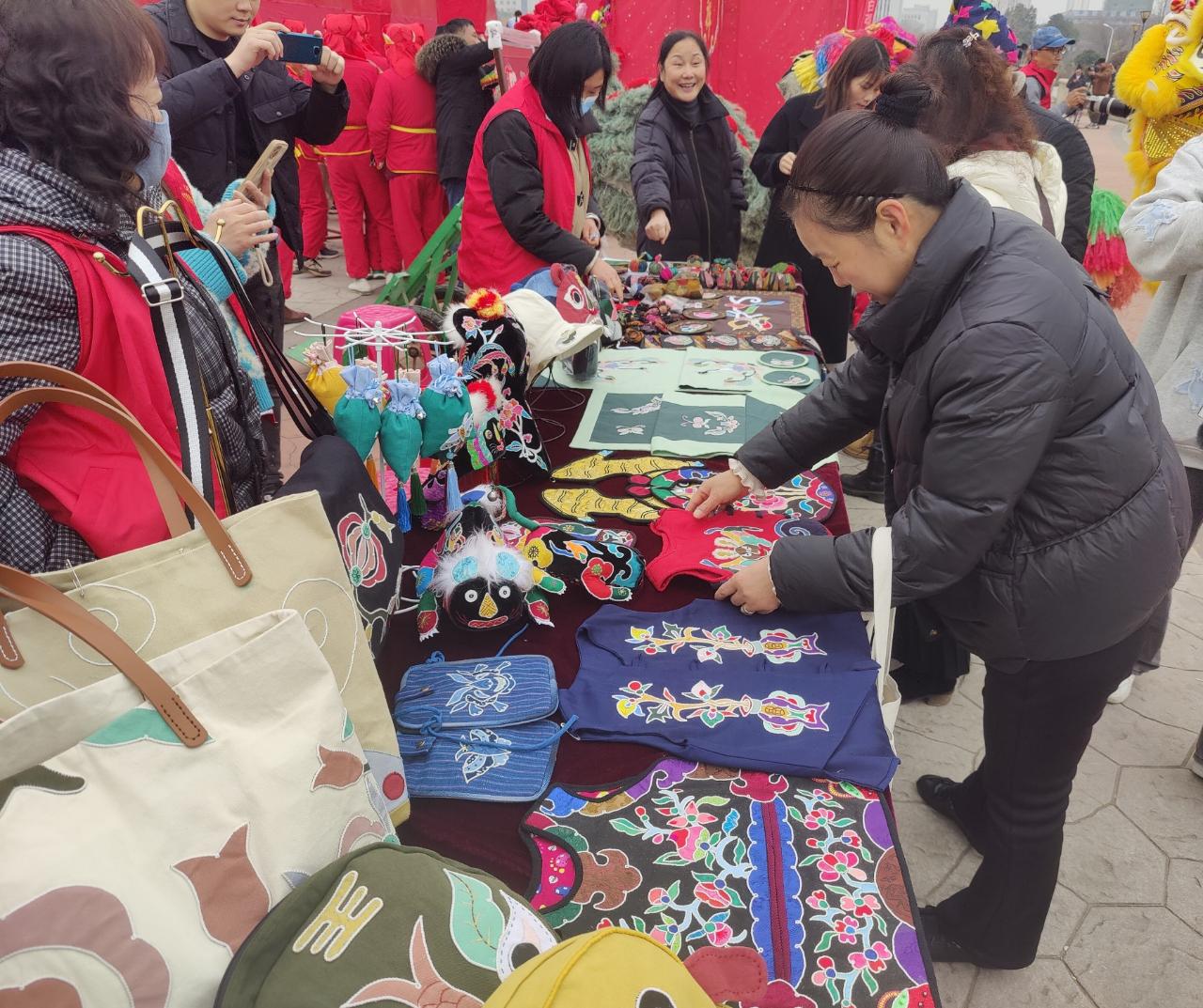 谜语价值:红英初绽倚春山，蓝溪绕岸水潺潺