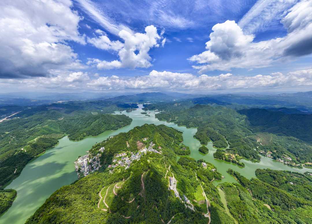 谜语风格，风流倜傥画如生，绿水青山美如画