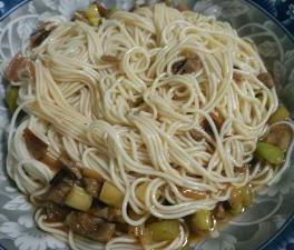 文字谜，時長菇素，等閑人物。漠漠郁金香在臂