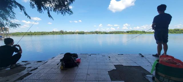 谜语休闲，小童垂钓在湖边，珠字二三势最劲