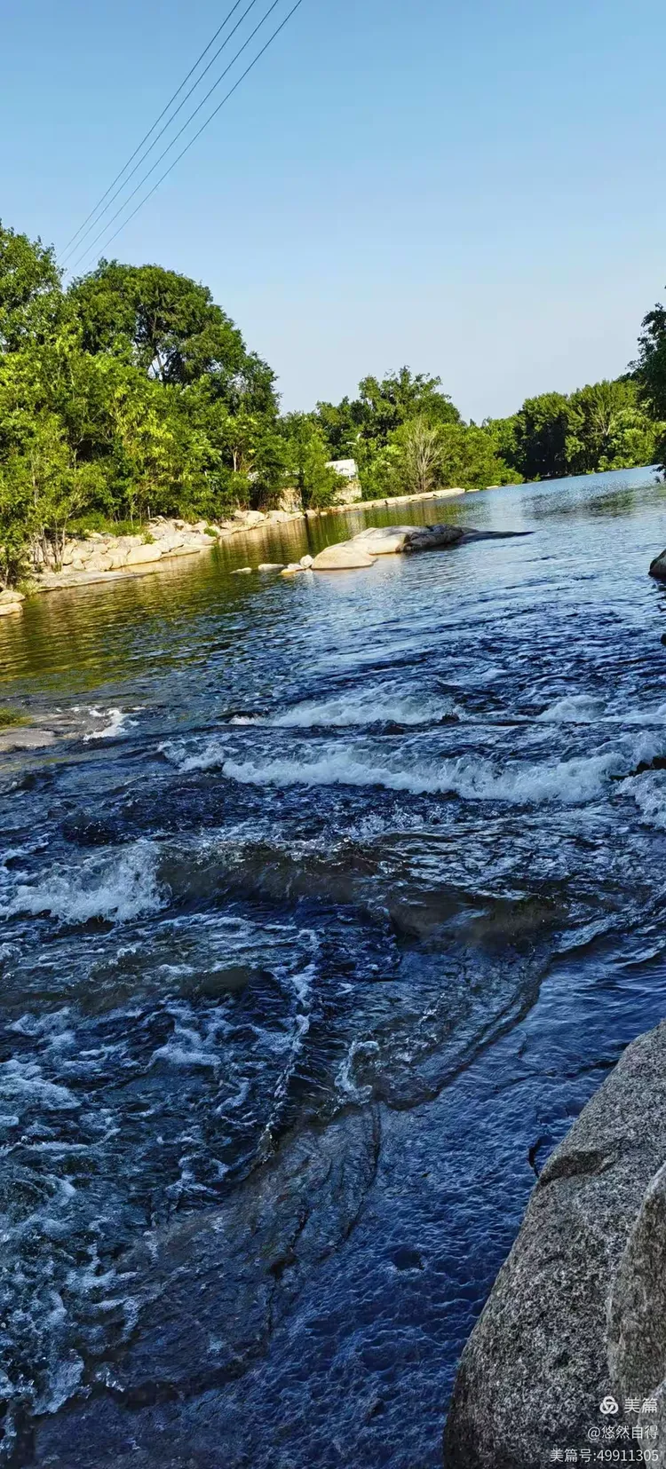 谜语教程:红英初绽倚春山，蓝溪绕岸水潺潺