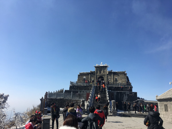 谜语分享，天大地大，相扶持逢。贵人指点笔颜开？