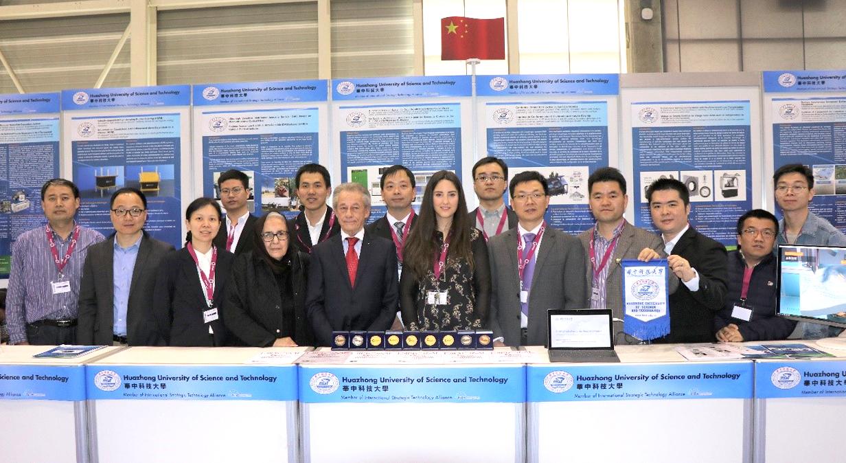 文字谜，姿熊萬千人被迷，精于歌舞使殺機