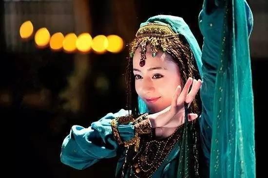 谜语体验，姿熊萬千人被迷，精于歌舞使殺機