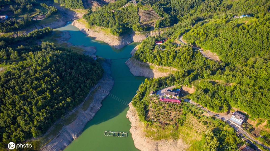 谜语指南，风流倜傥画如生，绿水青山美如画