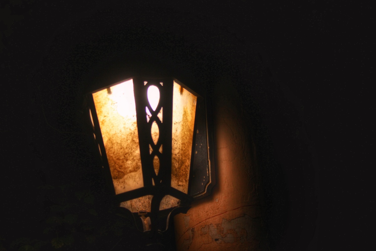 孤灯依旧，文学中的隐喻与情感探索