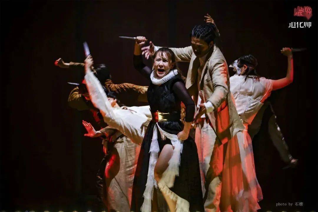 谜语潮流，姿熊萬千人被迷，精于歌舞使殺機