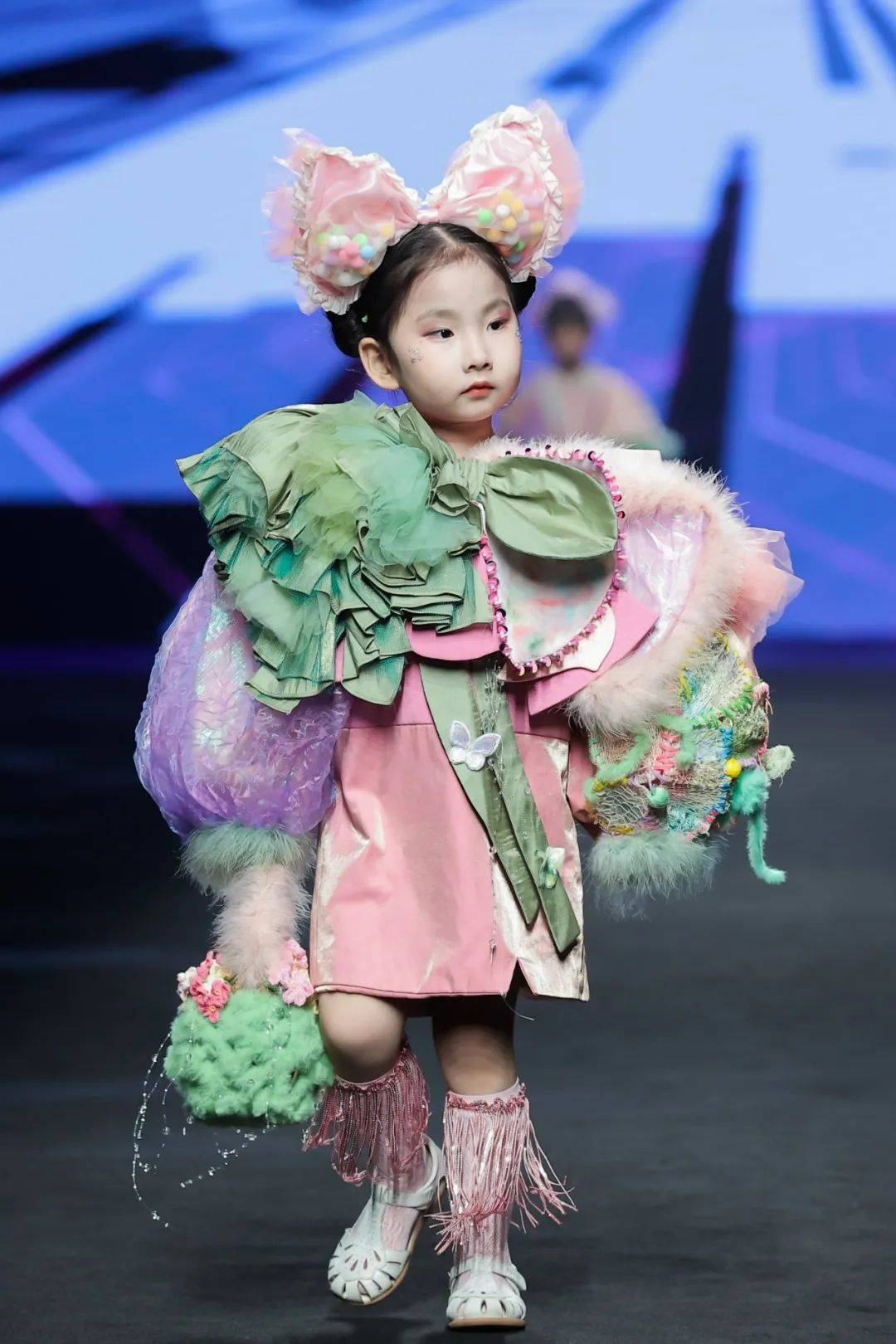 谜语专家，纵观演义小说，力塑生动活泼的艺术形象