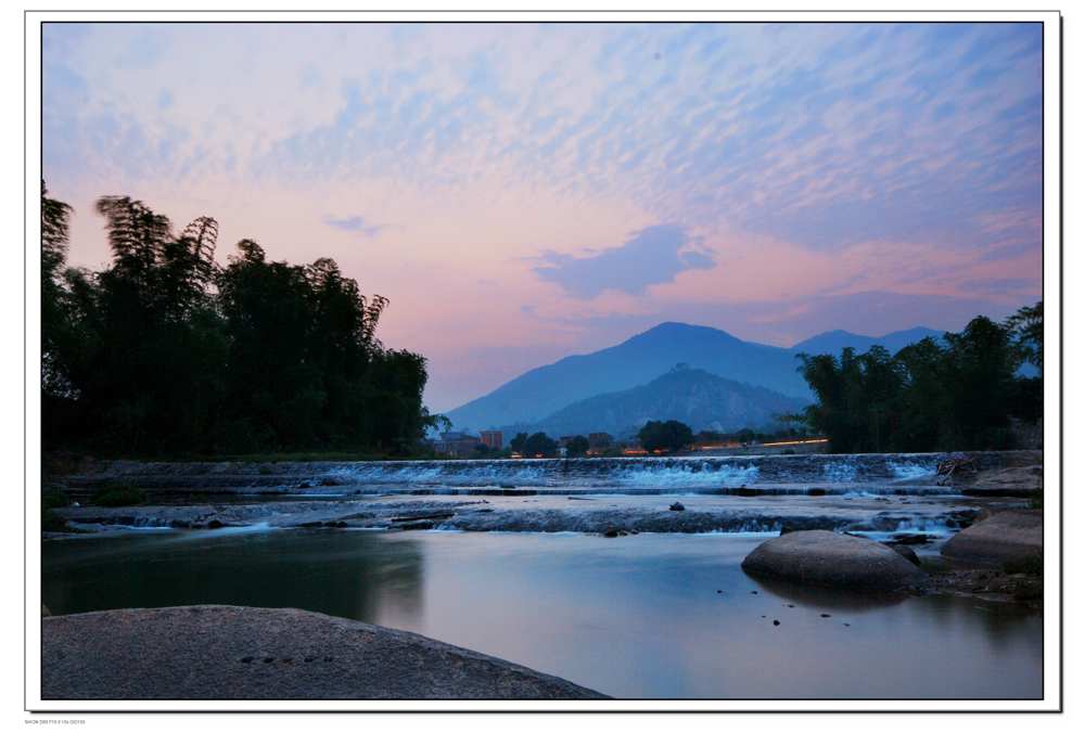 谜语教程:红英初绽倚春山，蓝溪绕岸水潺潺