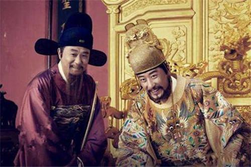 谜语集锦，立場不定，如何服眾。君王視察北邊疆