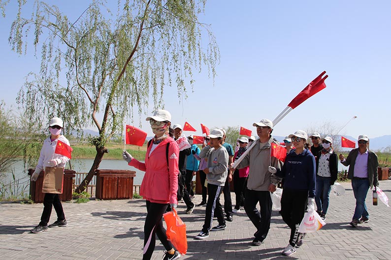 谜语大师，红觉山丹冒雨开