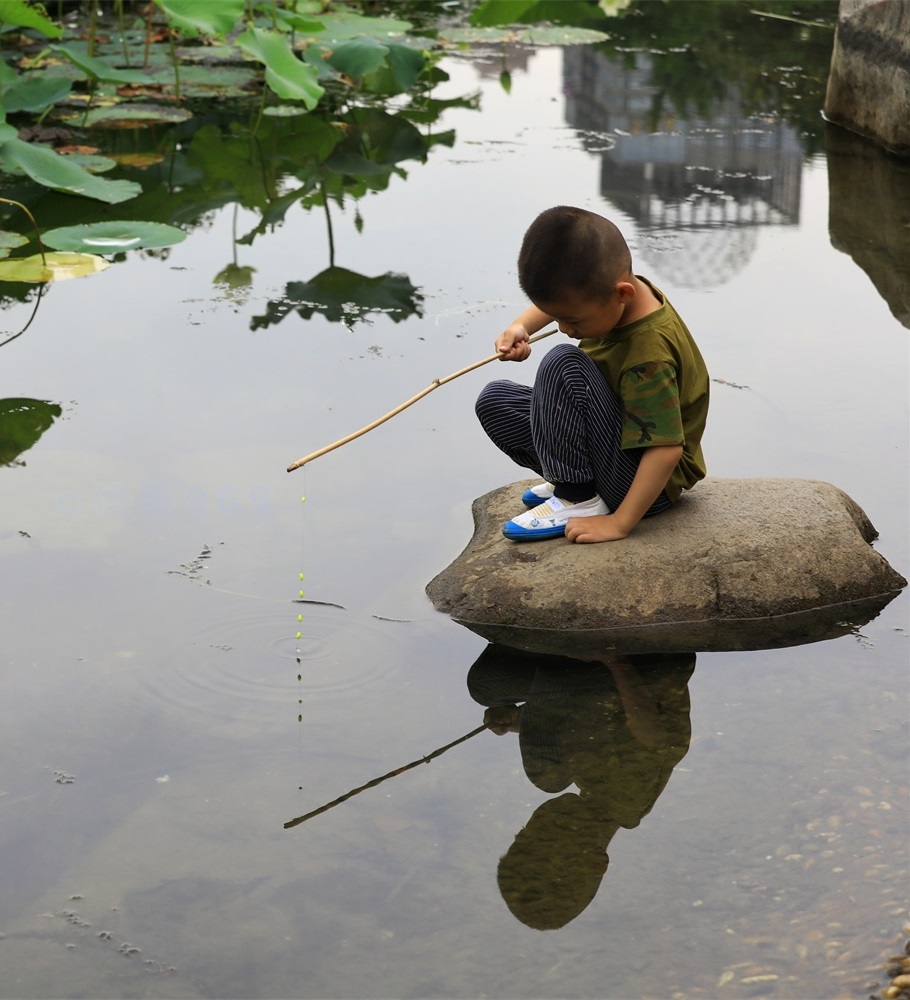 灯谜探秘，小童垂钓在湖边，珠字二三势最劲