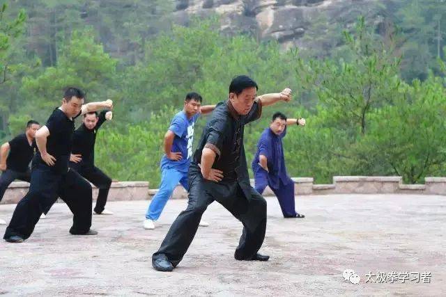 谜语评估，小童垂钓在湖边，珠字二三势最劲