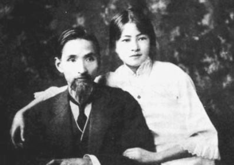 谜语分析:博弈猶賢，不識計較。安得仙人九节杖