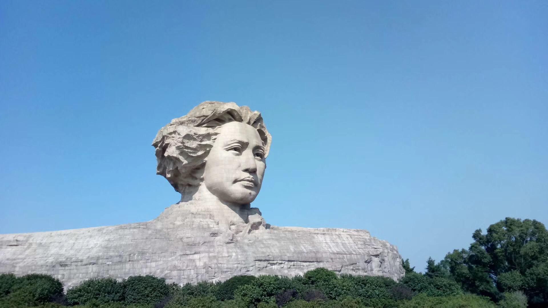 谜趣:贵若天下无可比今朝睢指此圣人