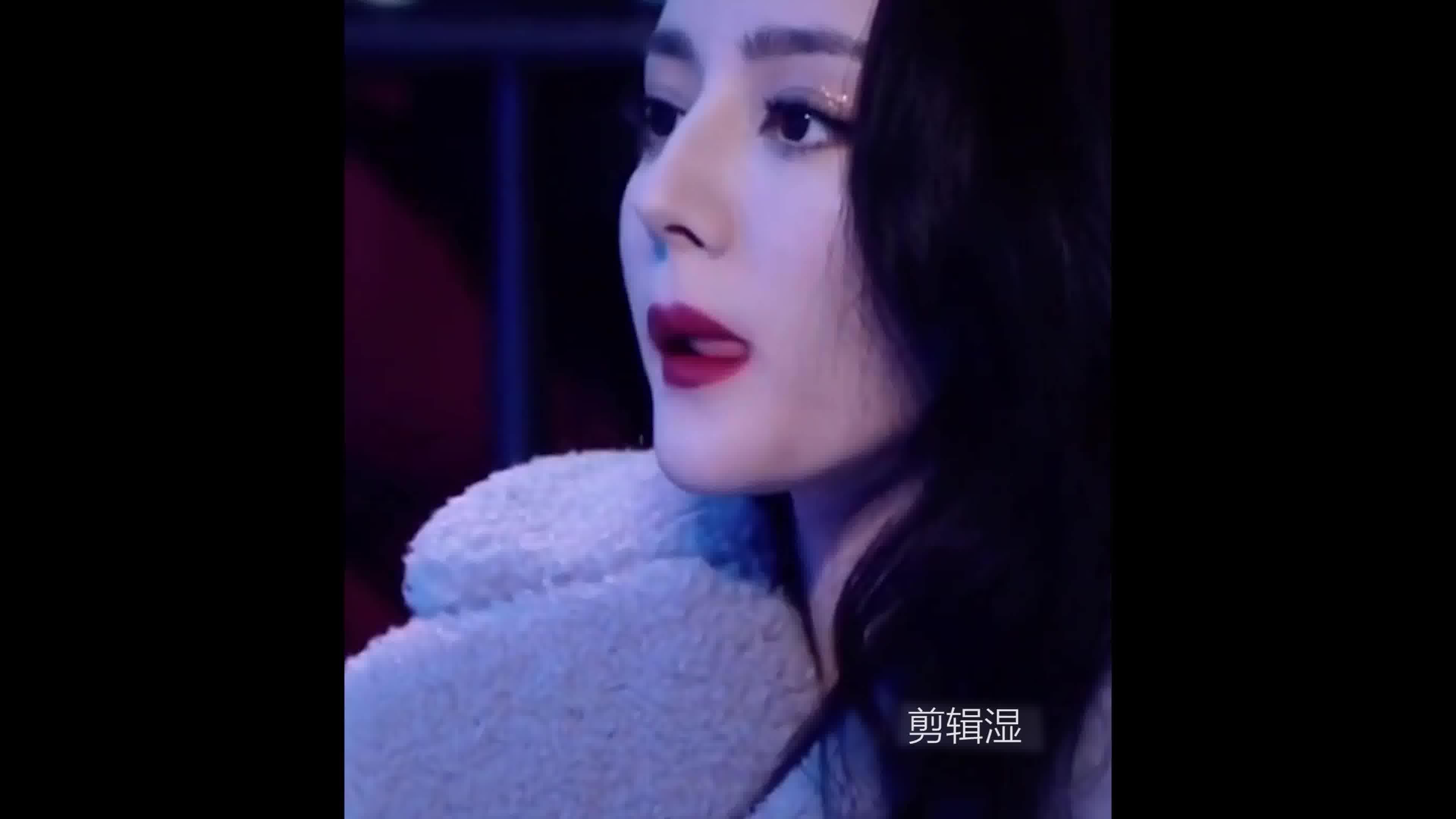 谜语手册，姿熊萬千人被迷，精于歌舞使殺機