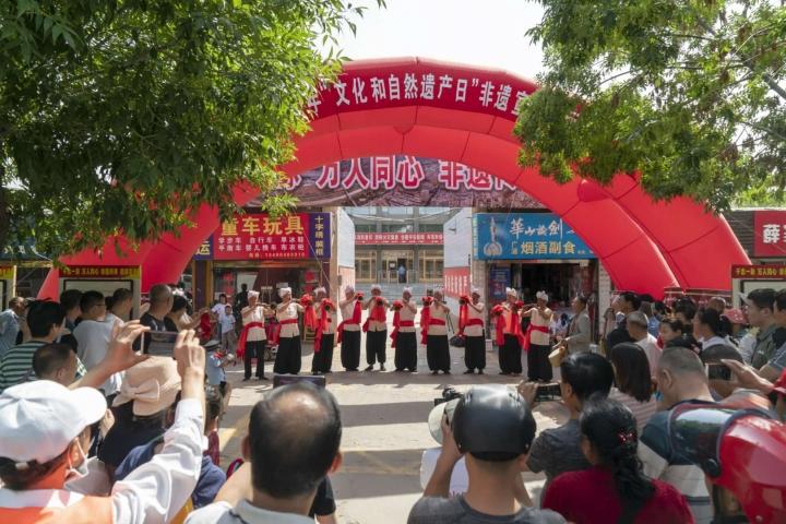 谜语吸引力，红觉山丹冒雨开