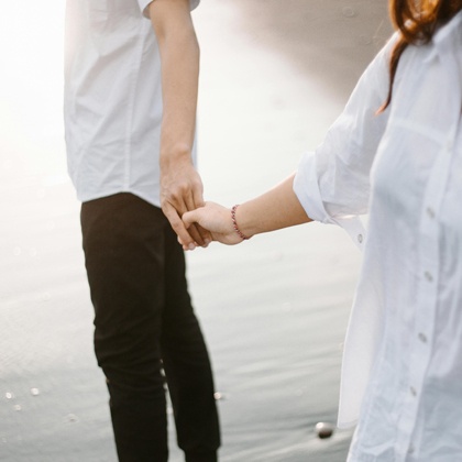 谜语休闲，探寻天大地大，相扶持逢；贵人指点笔颜开的文学奥秘