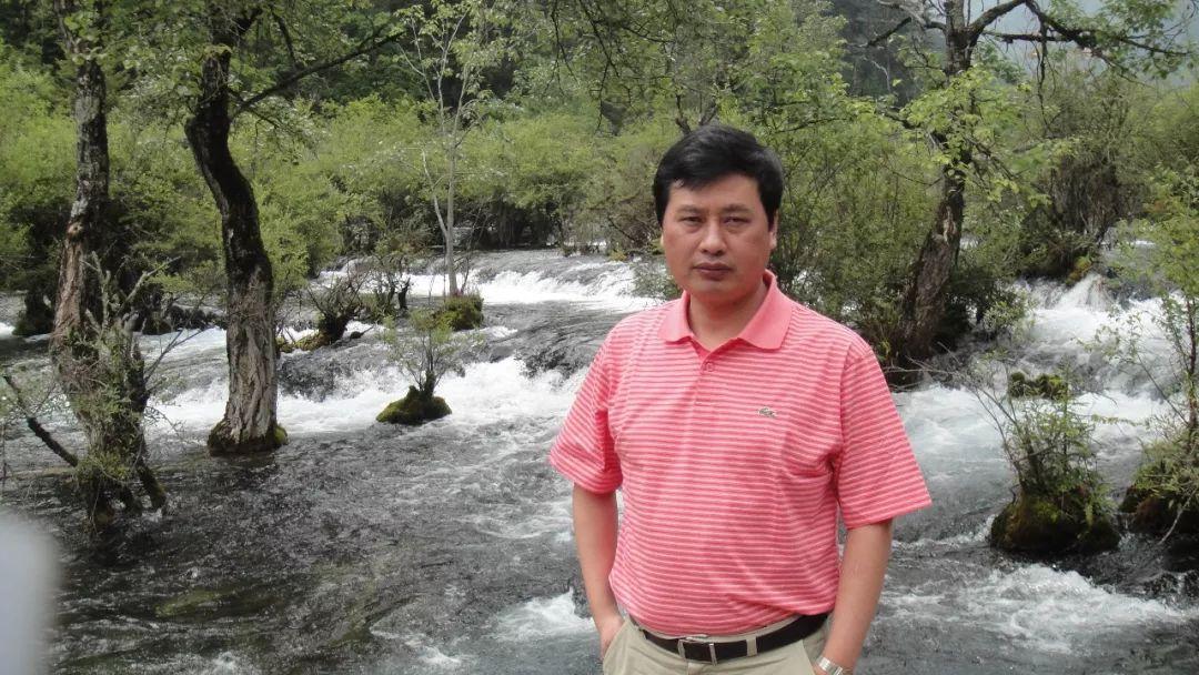 谜语创作，天大地大，相扶持逢。贵人指点笔颜开？