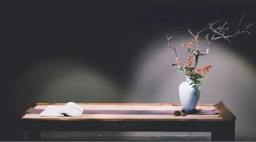 谜语节日，立場不定，如何服眾。君王視察北邊疆