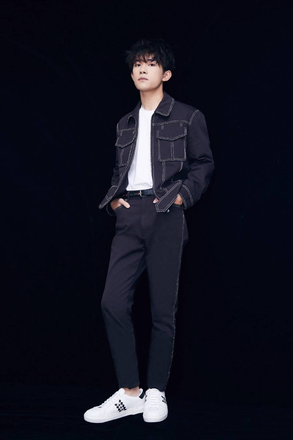 文字谜，风流倜傥画如生，绿水青山美如画