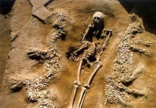 谜语时光，龙虎相随在门前，生死相冲看谁人