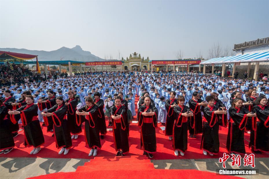 谜底，金銭何價，衣冠何穿，只知蘋果香且酸