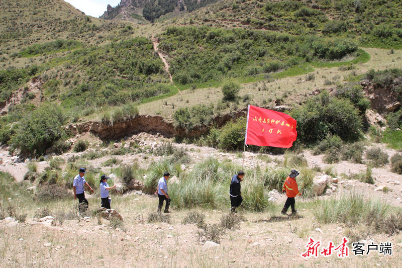 谜语大师，红觉山丹冒雨开