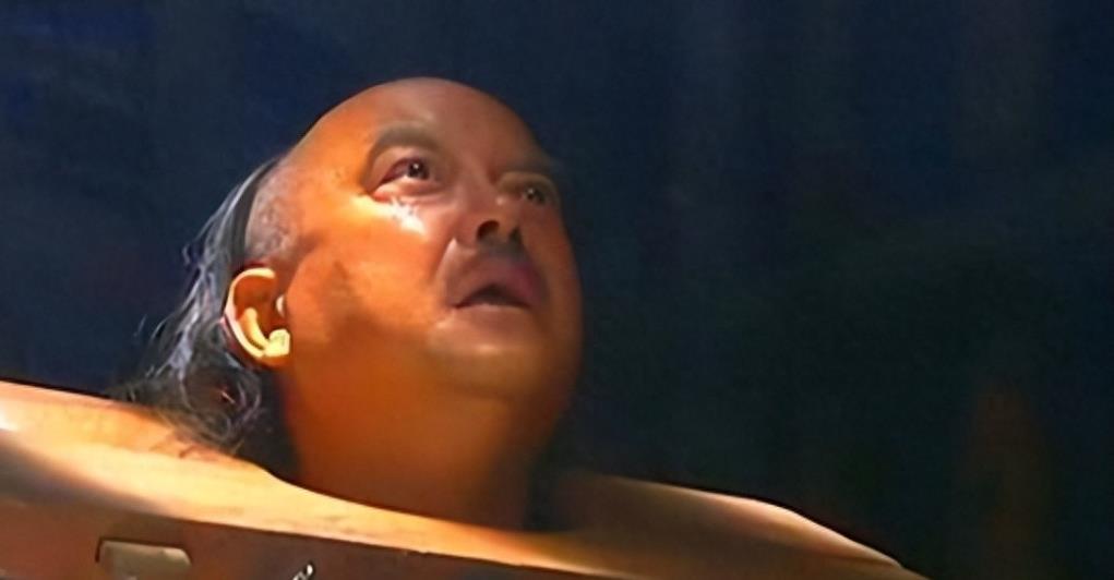 谜语价值:红英初绽倚春山，蓝溪绕岸水潺潺