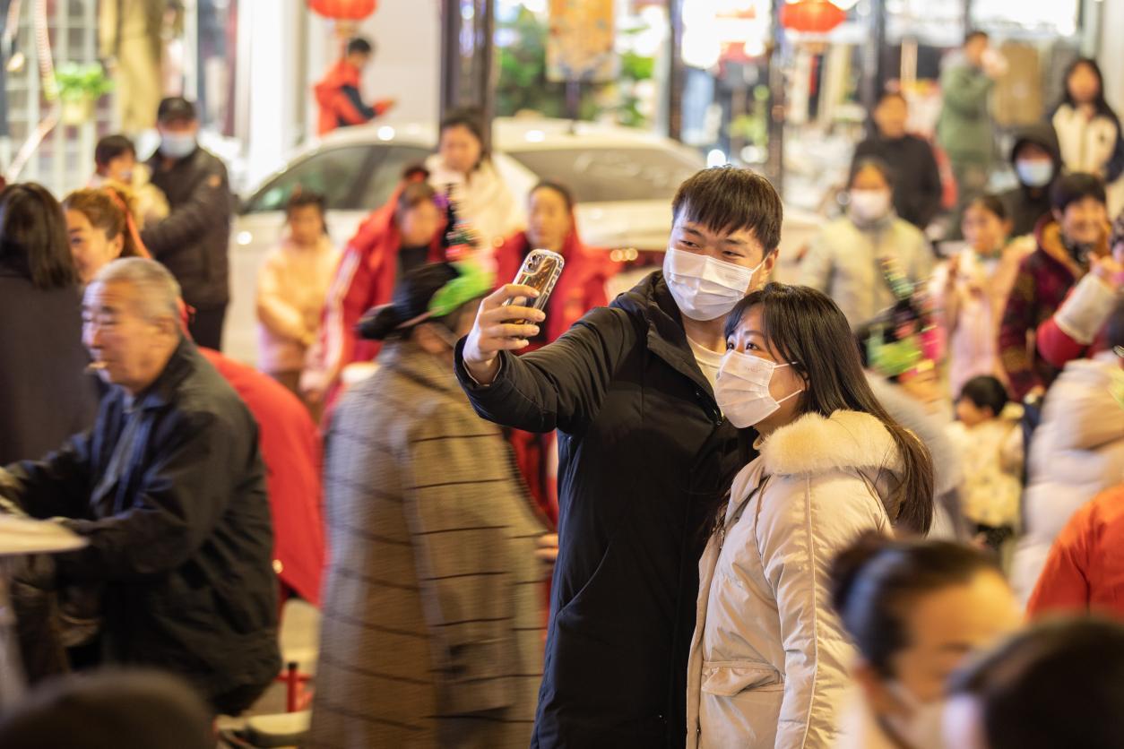谜语实践，背負重擔頂天踵地问梢头冷蕊疏疏