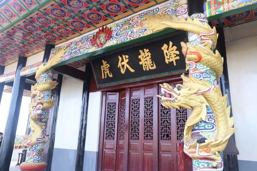 探秘传统谜题，龙虎相随在门前，生死相冲看谁人