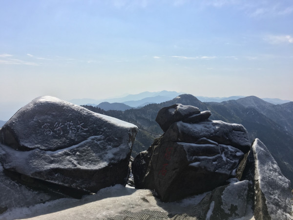 谜语分享，天大地大，相扶持逢。贵人指点笔颜开？