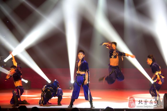 月下金蛇舞，三更悟清欢