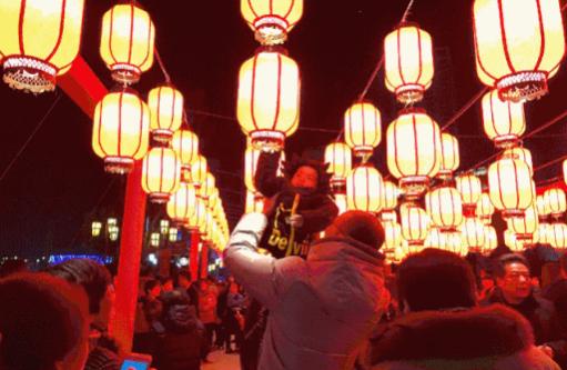 谜语潮流，小童垂钓在湖边，珠字二三势最劲