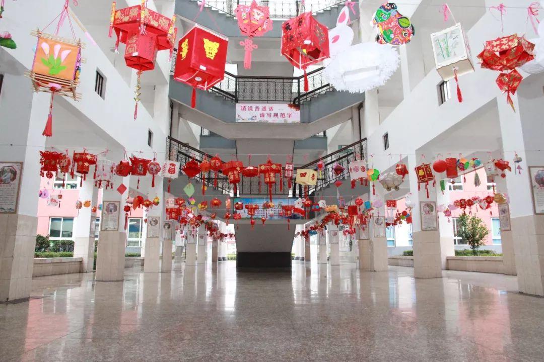 谜语创作，探索一心成仙浮晓日，碧水凝冰映暖阳的文学奥秘