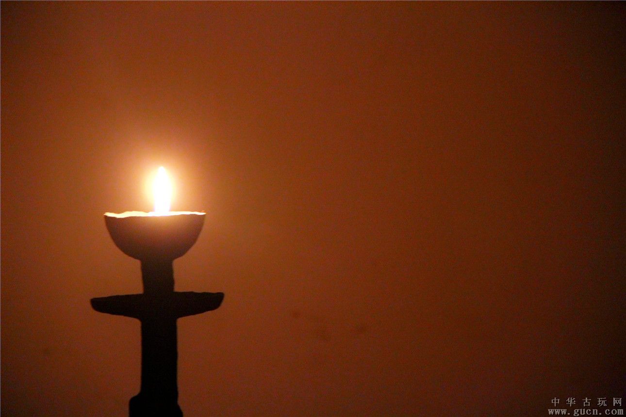 孤灯依旧，文学中的隐喻与情感探索