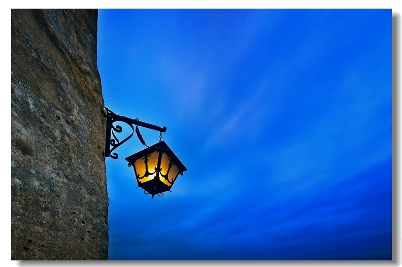 孤灯依旧，文学中的隐喻与情感探索