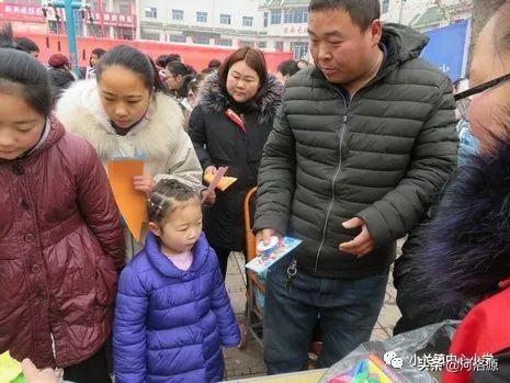 谜语节日，频苔嫩色涵波绿