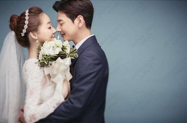 谜语竞赛，天大地大，相扶持逢。贵人指点笔颜开？