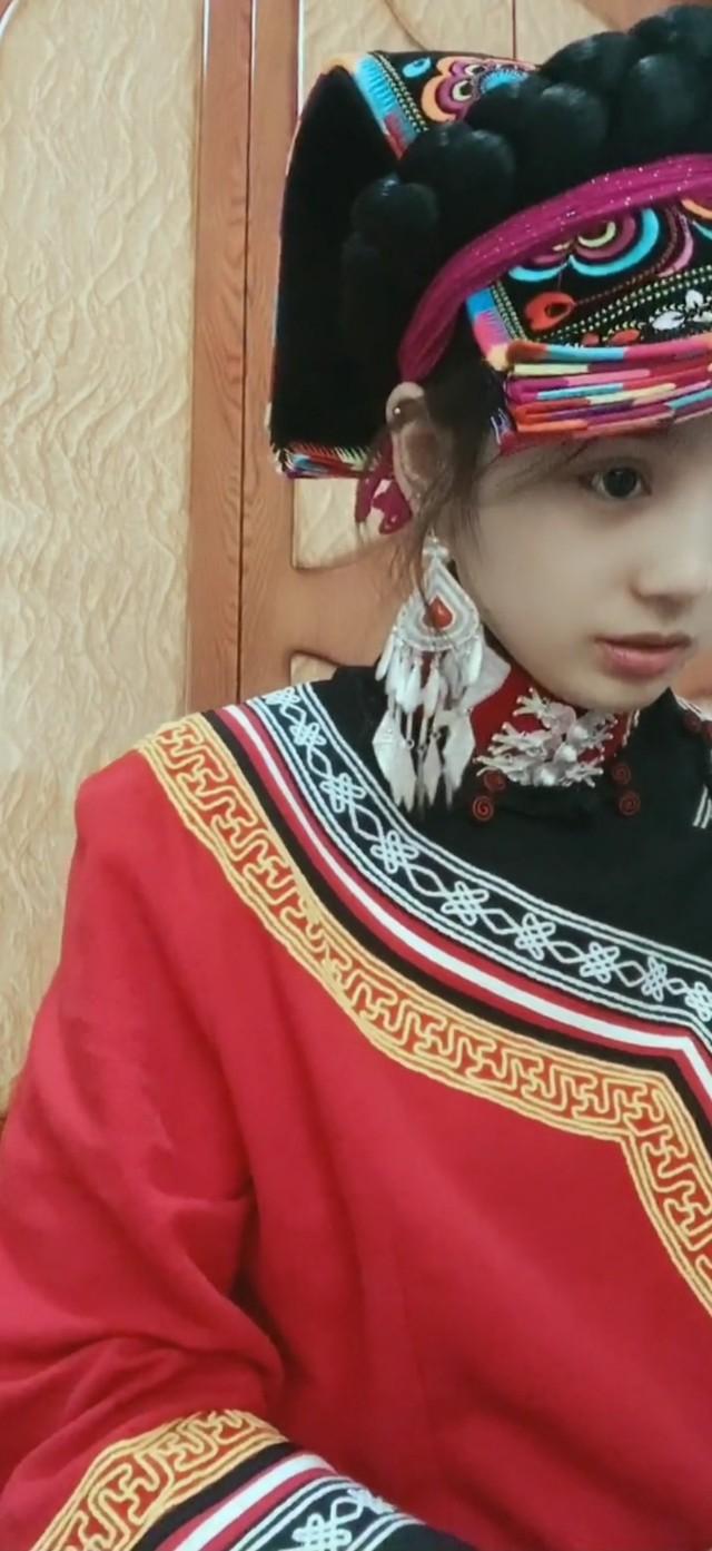 谜语应用，十八姑娘一朵花，五颜六色景如画—探索文学中的隐喻与象征