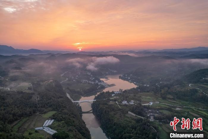谜语指南，风流倜傥画如生，绿水青山美如画