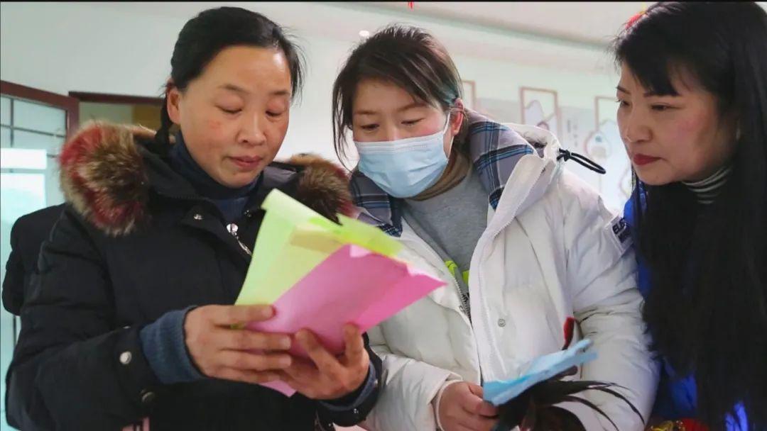 谜语分析:地穴坠崖巧遇，两两相思许多