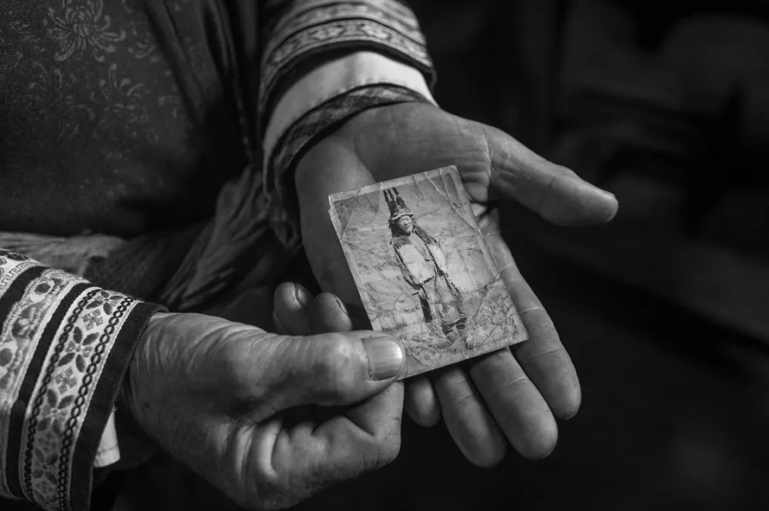 解密欲钱看对着窗户吹刺叭，一场跨越时空的民俗密码寻踪