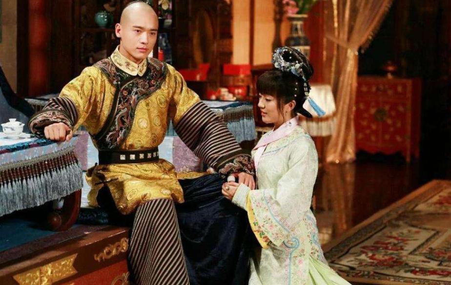 谜语集锦，立場不定，如何服眾。君王視察北邊疆